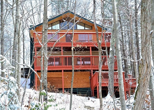 The Bearadise cabin in Gatlinburg in the winter.