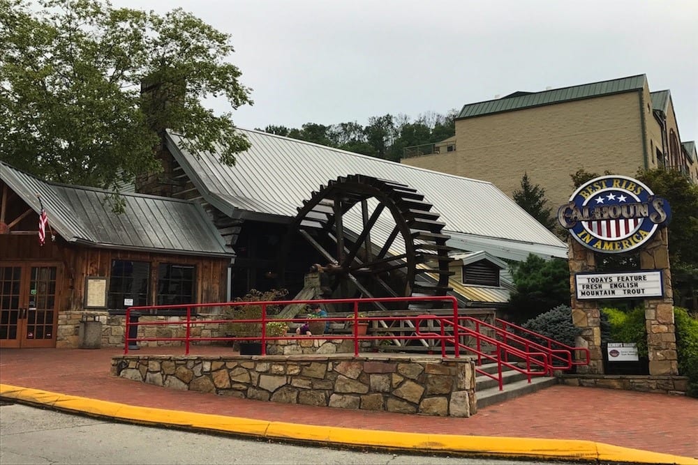 Top 5 Restaurants with Bars in Gatlinburg You Need to Visit