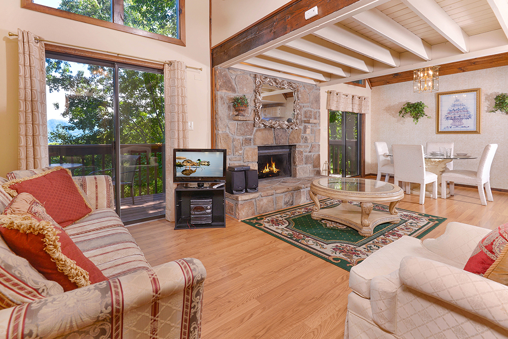 Gatlinburg - A Romantic Hideaway - Living Room