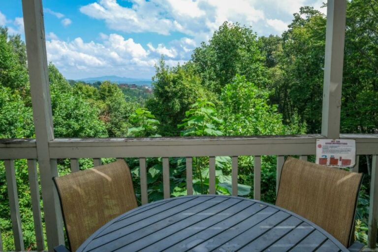 Gatlinburg Cabin - Holly Tree Cabin - Featured