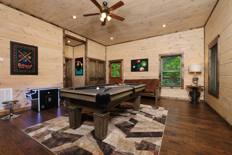 Gatlinburg - Chestnut Bearadise - Featured