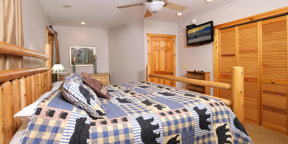 Gatlinburg - Christine's Cabin 1101 - Bedroom
