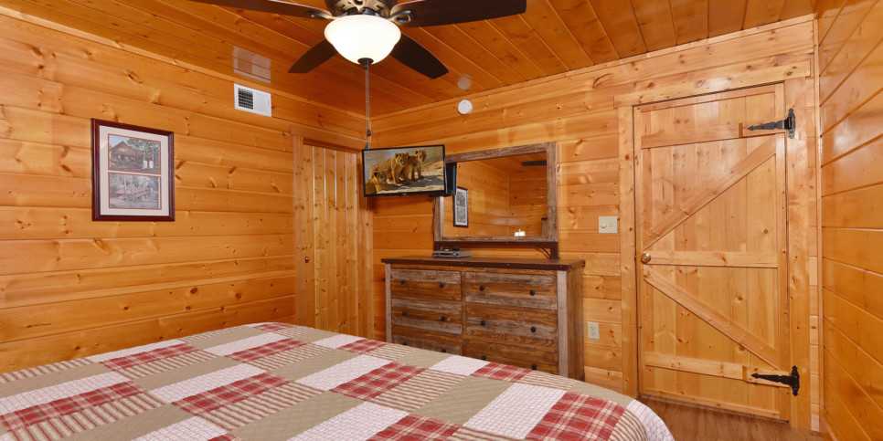 Gatlinburg - Bearfoot Lodge - Bedroom