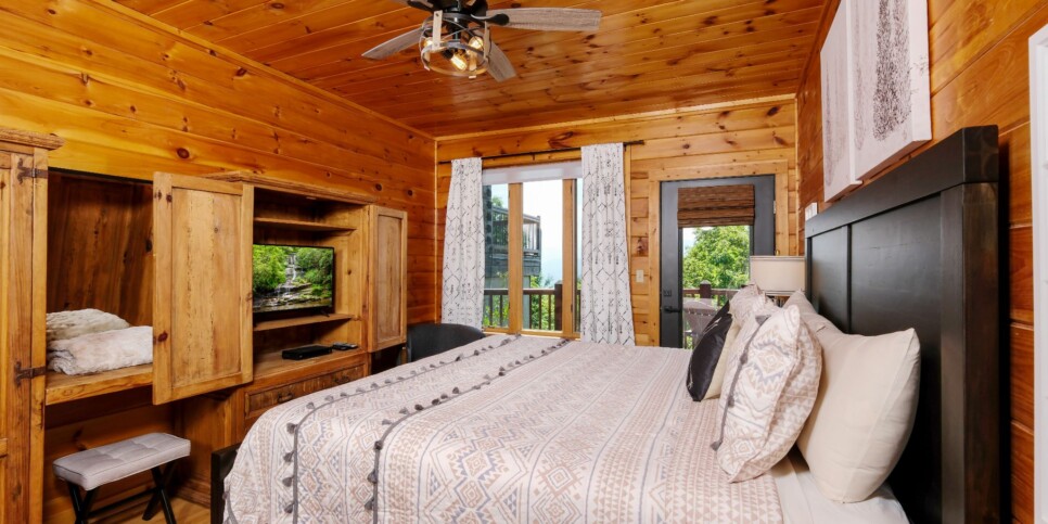 Chalet Village Cabin - Eagle's Nest - Bedroom