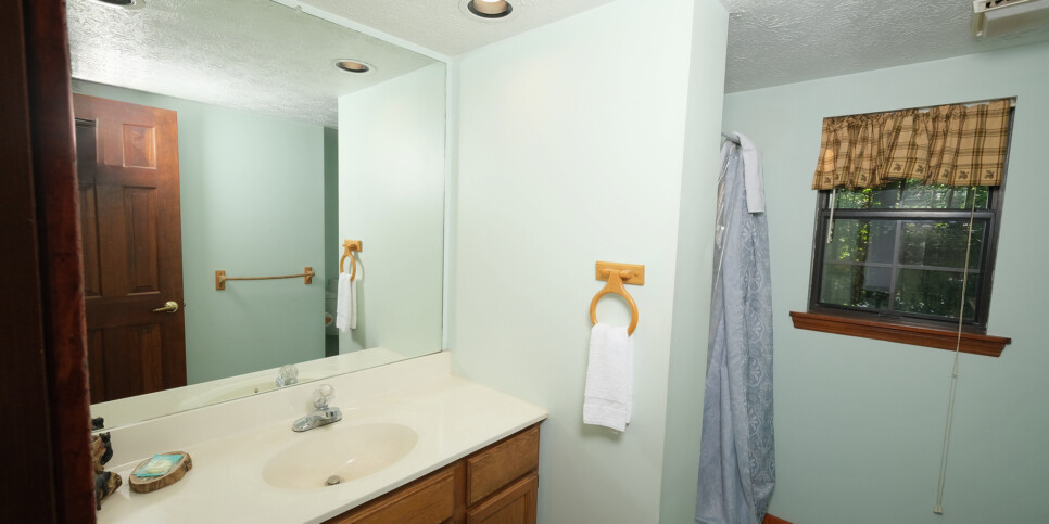 Gatlinburg - Bonnie and Clyde - Bathroom