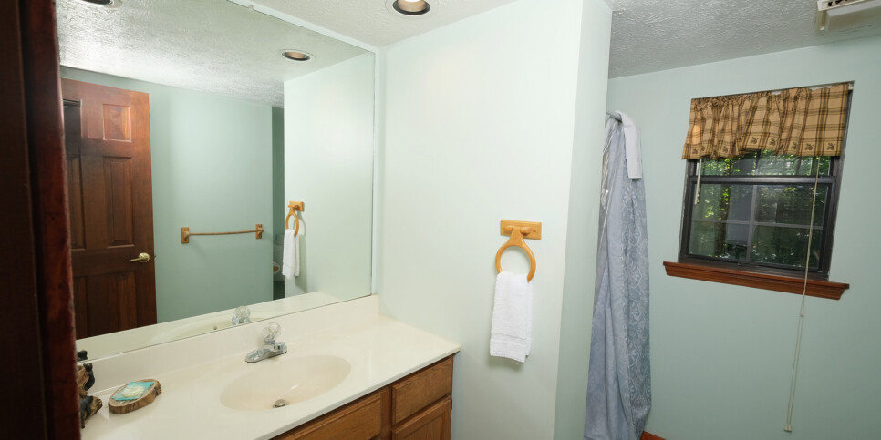 Gatlinburg - Bonnie and Clyde - Bathroom