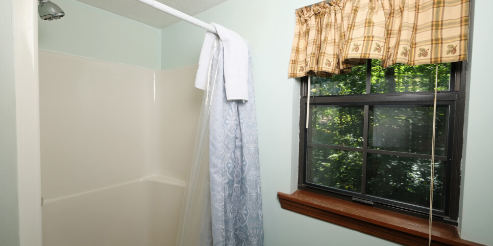 Gatlinburg - Bonnie and Clyde - Bathroom