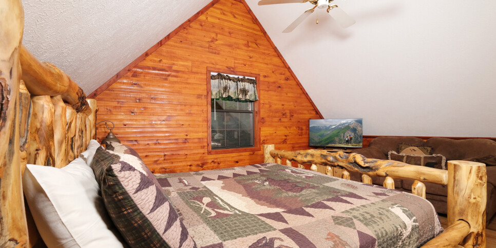 Gatlinburg - Bonnie and Clyde - Bedroom