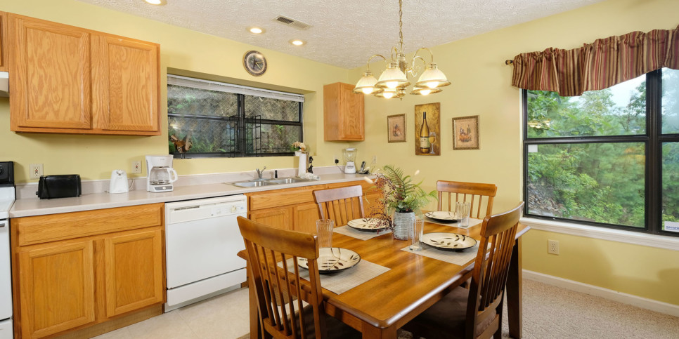 Gatlinburg - Among the Clouds - Kitchen