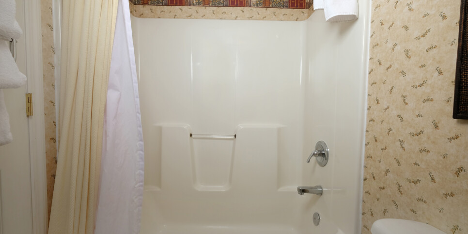 Gatlinburg - Bear Hugs - Bathroom