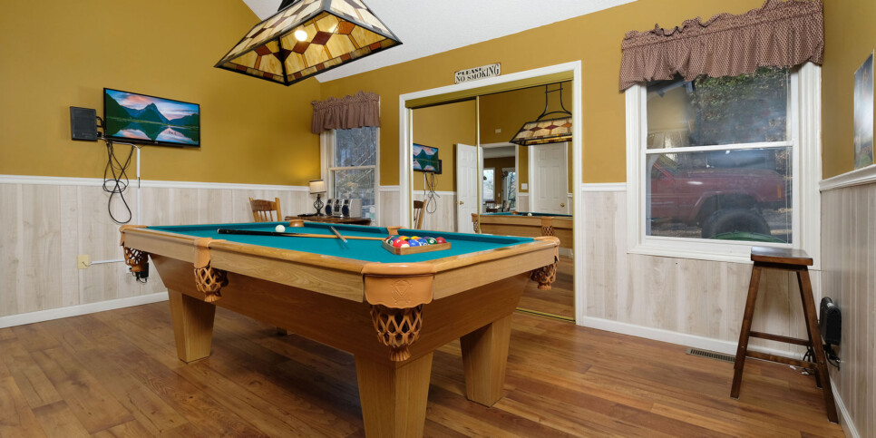 Gatlinburg - Bear Hugs - Rec Room