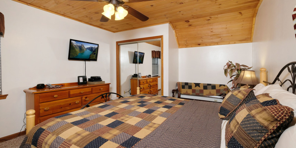 Gatlinburg - Holly Tree Cabin 936 - Bedroom