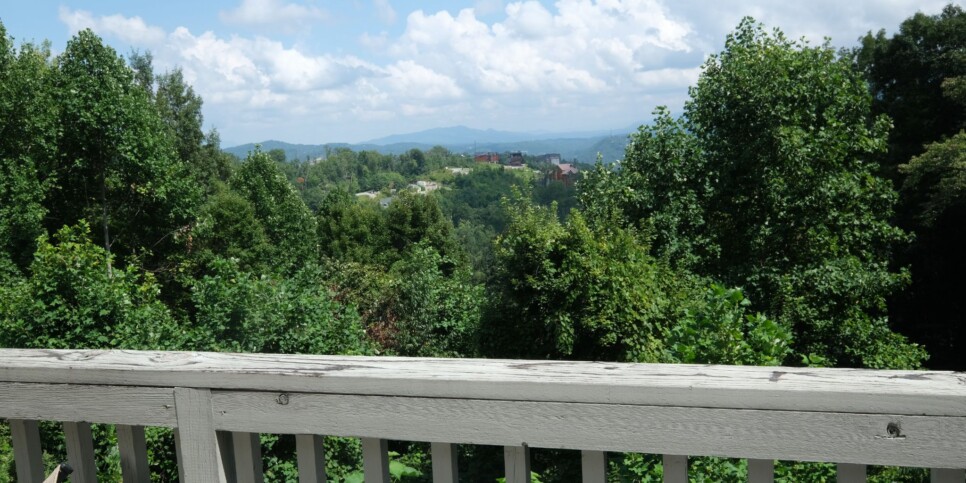 Gatlinburg Cabin - Holly Tree Cabin - Exterior