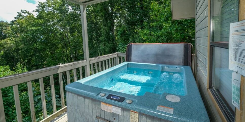 Gatlinburg Cabin - Holly Tree Cabin - Exterior