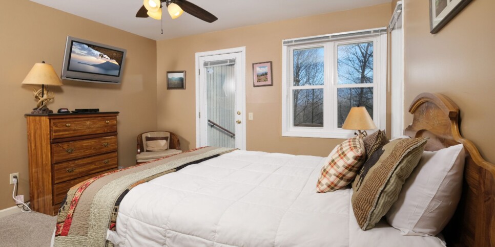 Gatlinburg - Mountain Therapy - Bedroom