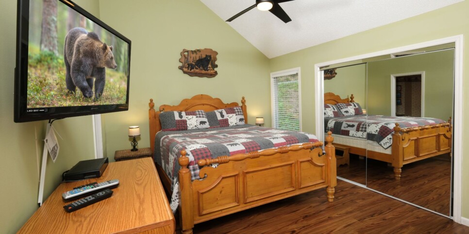 Gatlinburg Cabin - Bear Hugs - Bedroom