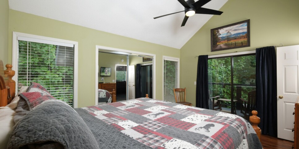 Gatlinburg Cabin - Bear Hugs - Bedroom