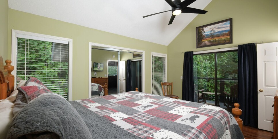 Gatlinburg Cabin - Bear Hugs - Bedroom