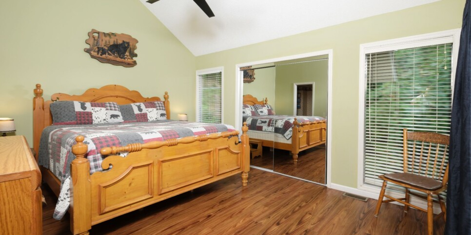 Gatlinburg Cabin - Bear Hugs - Bedroom