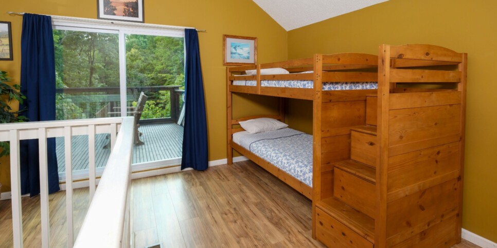 Gatlinburg Cabin - Bear Hugs - Bedroom