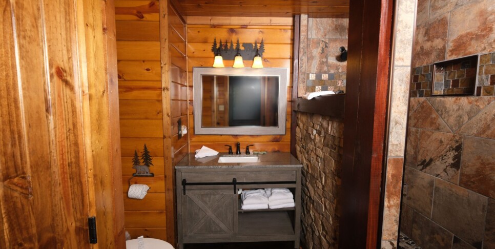 Chalet Village Cabin - Patriots Den - Bathroom
