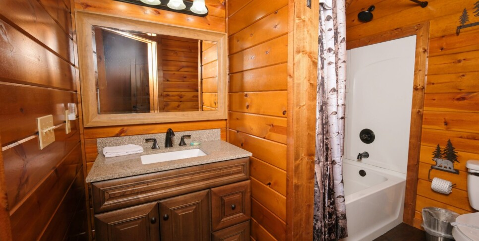 Chalet Village Cabin - Patriots Den - Bathroom