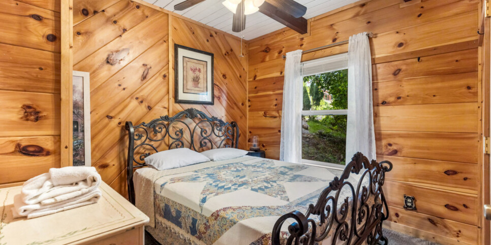 Gatlinburg A Million Dollar View Bedroom