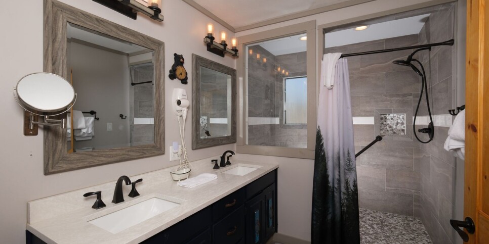 Gatlinburg - Chalet Luzerne 1860 - Bathroom