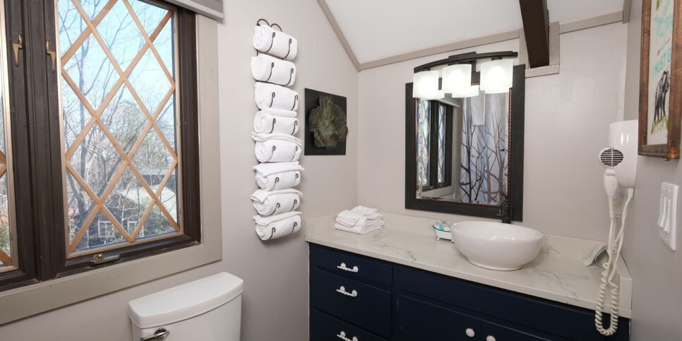 Gatlinburg - Chalet Luzerne 1860 - Bathroom