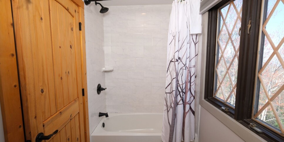Gatlinburg - Chalet Luzerne 1860 - Bathroom