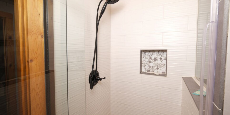 Gatlinburg - Chalet Luzerne 1860 - Bathroom