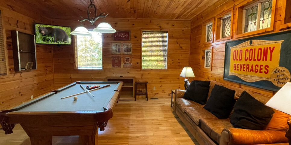 gatlinburg smoky getaway rec room