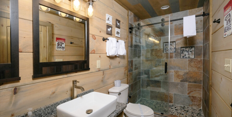 gatlinburg splash n heavenly views bathroom