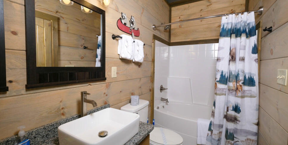 gatlinburg splash n heavenly views bathroom