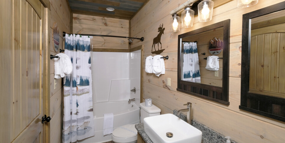 gatlinburg splash n heavenly views bathroom