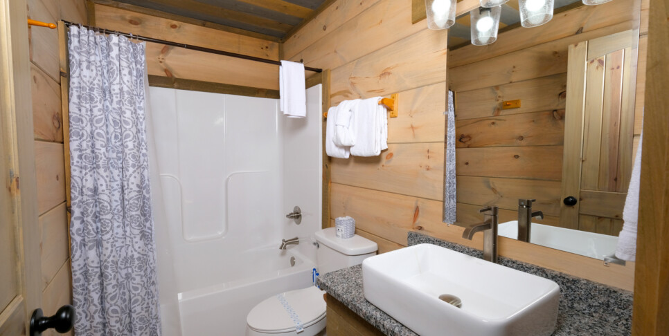 gatlinburg splash n heavenly views bathroom