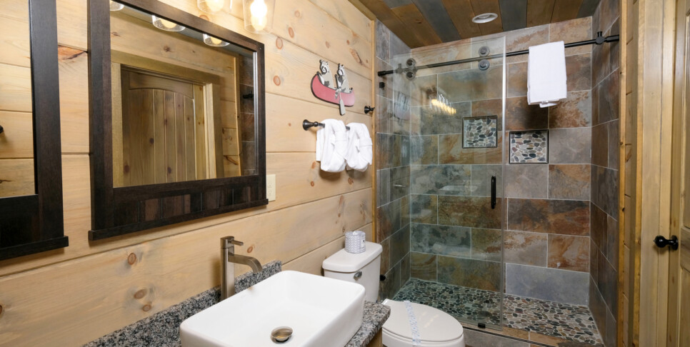 gatlinburg splash n heavenly views bathroom