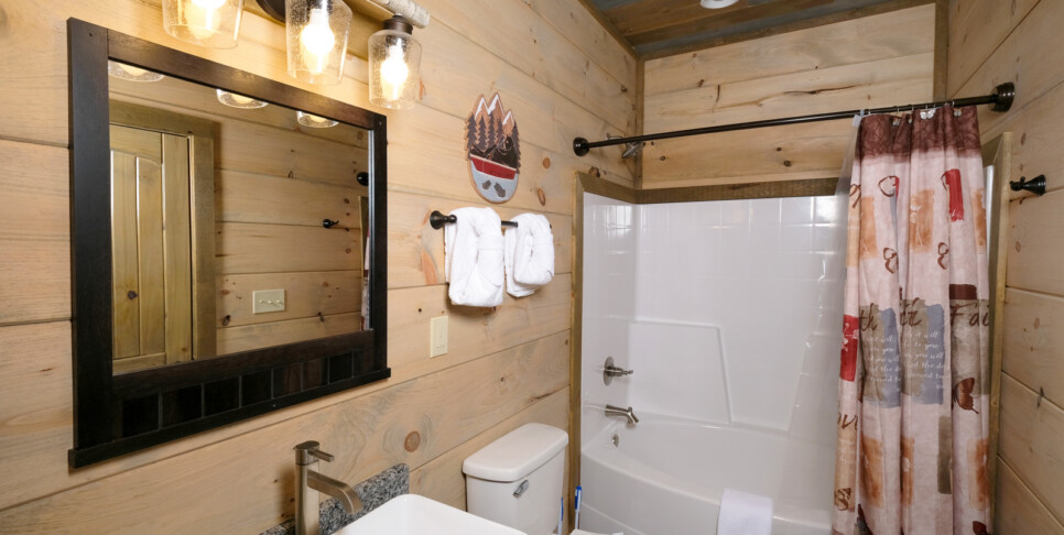 gatlinburg splash n heavenly views bathroom