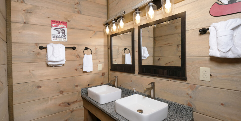 gatlinburg splash n heavenly views bathroom