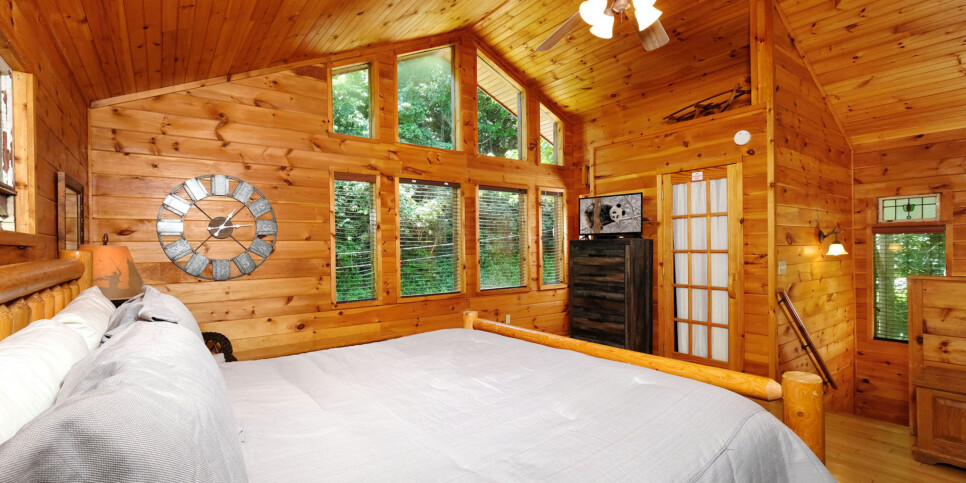 Gatlinburg - Smoky Getaway - Bedroom