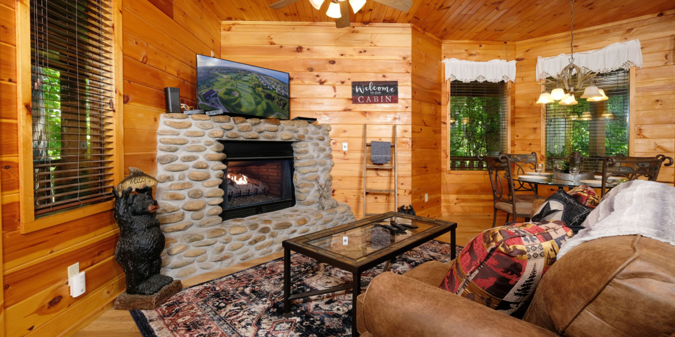 Gatlinburg - Smoky Getaway - Living Room