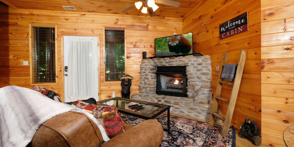 Gatlinburg - Smoky Getaway - Living Room