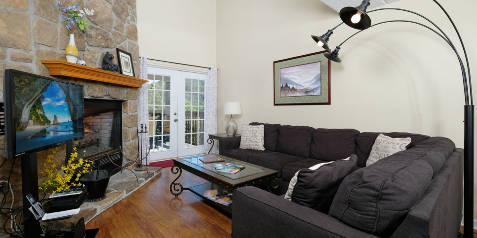 Gatlinburg - Three Bears and a Mountain HA302 - Living Room