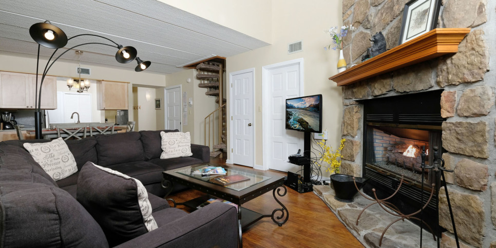 Gatlinburg - Three Bears and a Mountain HA302 - Living Room