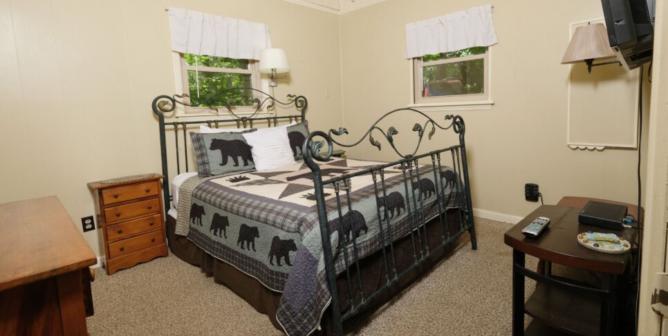gatlinburg-bear-view-chalet-cabin-bedroom-1