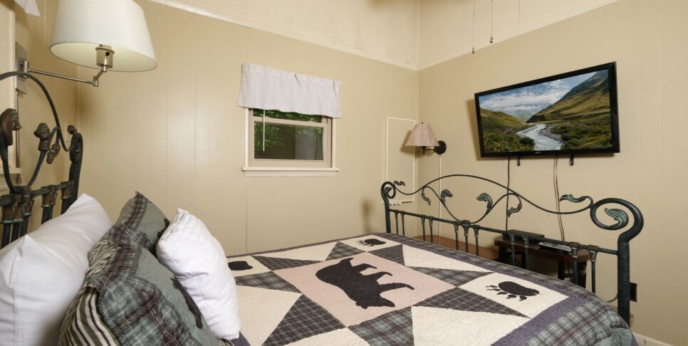 gatlinburg-bear-view-chalet-cabin-bedroom-2