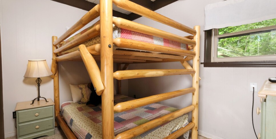 gatlinburg-bear-view-chalet-cabin-bedroom-3