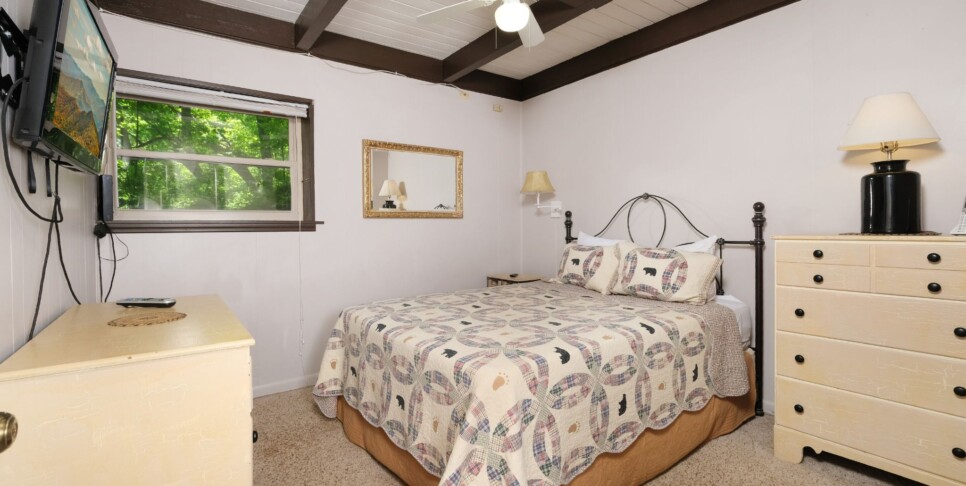 gatlinburg-bear-view-chalet-cabin-bedroom-5