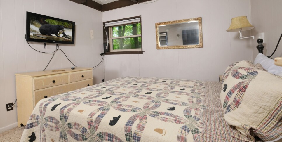 gatlinburg-bear-view-chalet-cabin-bedroom-6