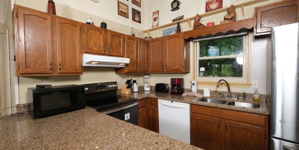 gatlinburg-bear-view-chalet-cabin-kitchen-4